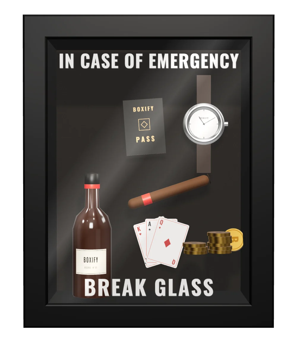 Een zwart kader met glas. Bovenaan staat IN CASE OF EMERGENCY, onderaan BREAK GLASS. Erachter een fles, een sigaar, een horloge, speelkaarten, een zwart boekje met BOXIFY PASS en gouden munten.